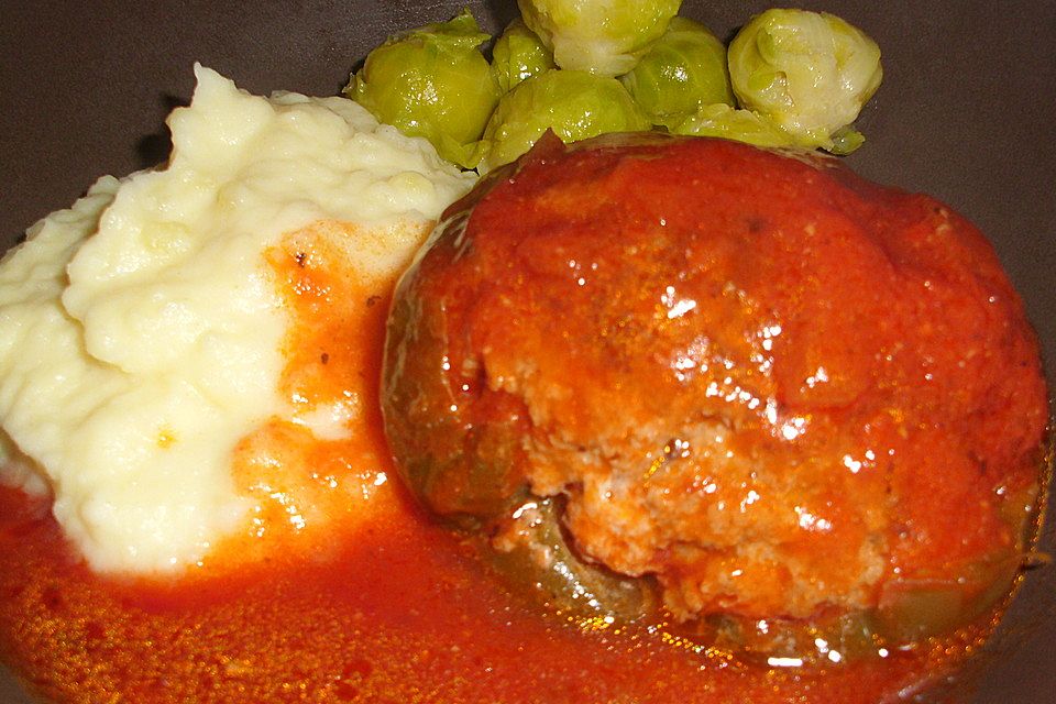 Gefüllte Paprika mit Tomatensauce