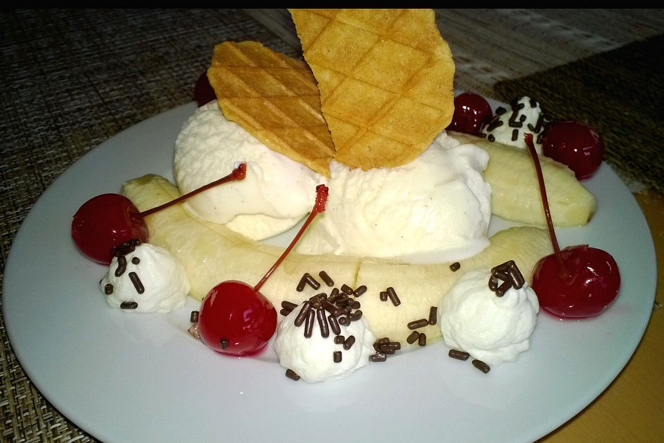 Bananensplit mit Amarenakirschen