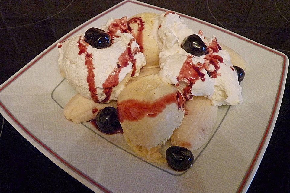 Bananensplit mit Amarenakirschen