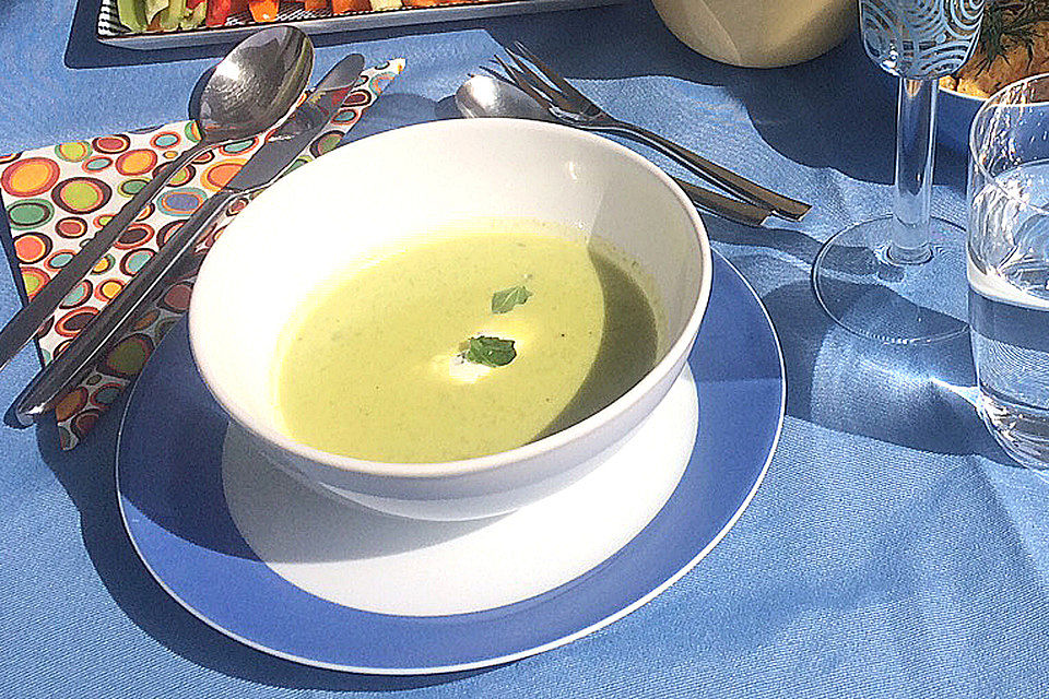 Feine Erbsensuppe mit Minzeschmand