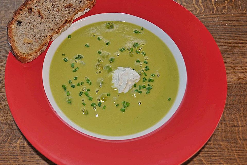 Feine Erbsensuppe mit Minzeschmand