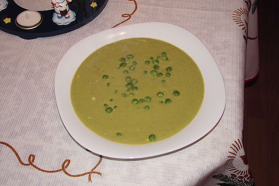 Feine Erbsensuppe mit Minzeschmand