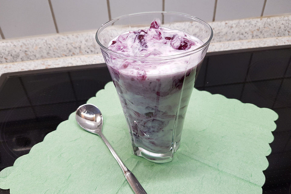 Zimtjoghurt mit roter Grütze