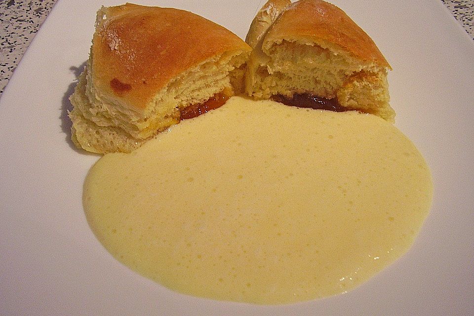 Buchteln mit Vanillesauce