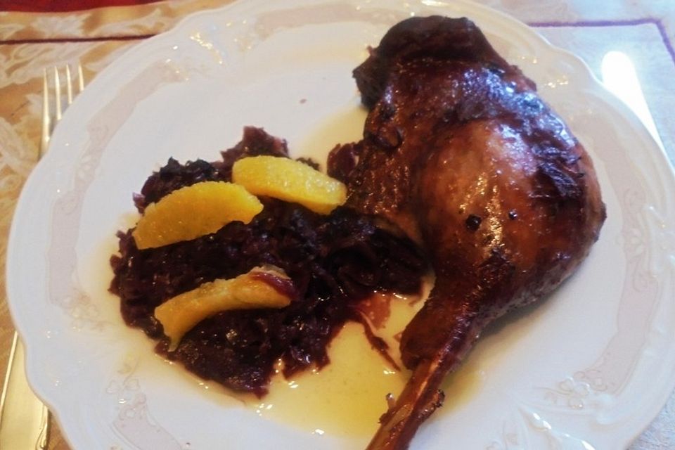 Geschmorte Gänsekeule mit Orangenrotkohl