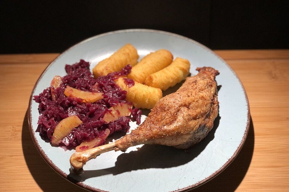 Geschmorte Gänsekeule mit Orangenrotkohl