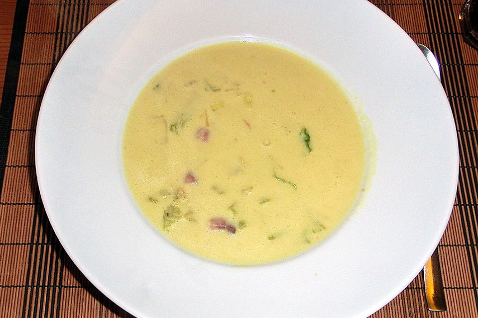 Wirsingsuppe mit Currysahne