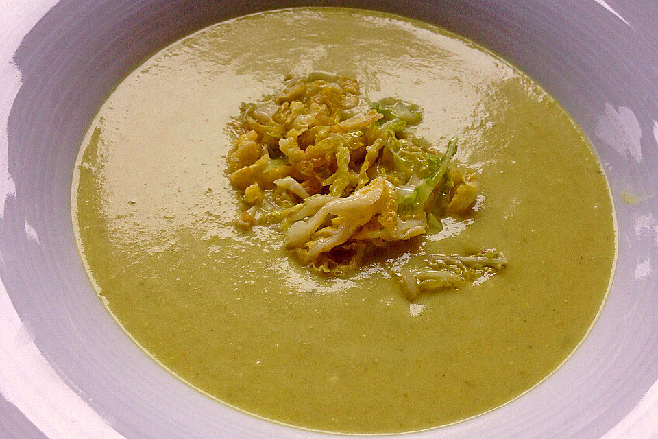 Wirsingsuppe mit Currysahne