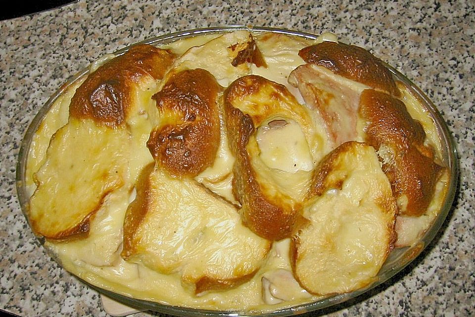 Laugenbrötchen - Gratin mit Fleischkäse