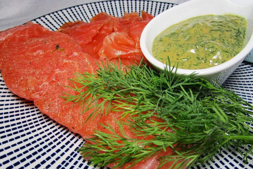 Gravlax mit Senf - Dillsauce