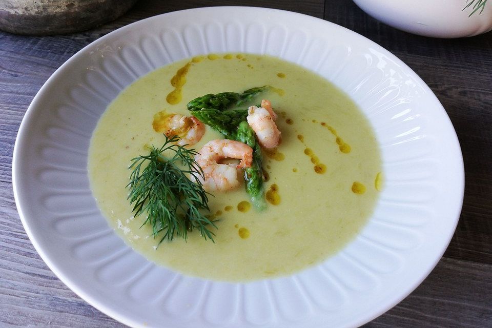 Spargelcremesuppe mit Brotcroutons