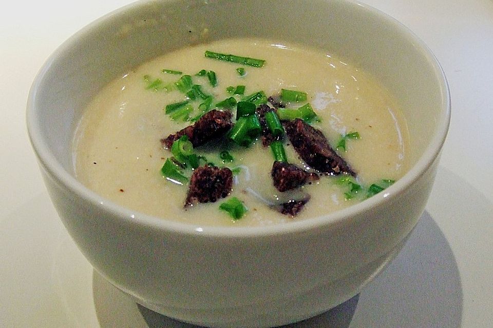 Spargelcremesuppe mit Brotcroutons