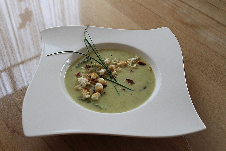 Spargelcremesuppe mit Brotcroutons