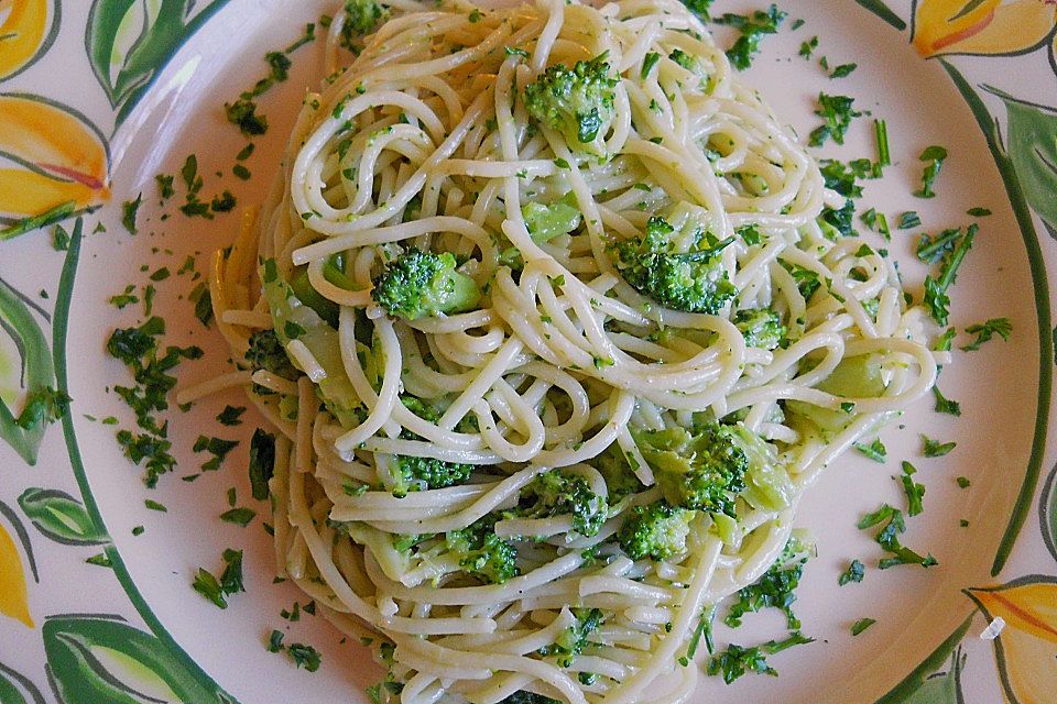 Brokkolispaghetti mit Petersilie-Gorgonzolapesto