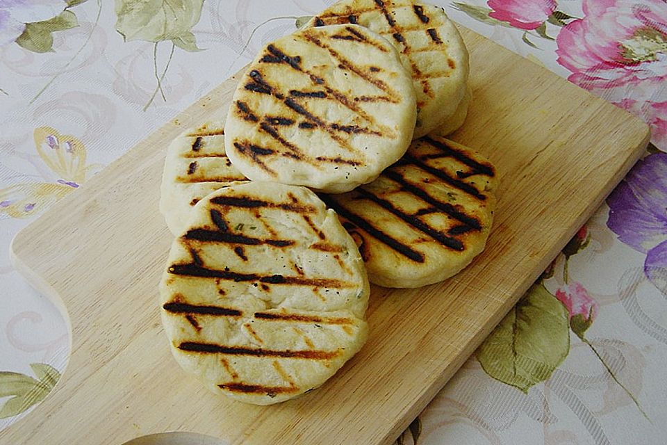 Gegrillte Brotfladen mit Käse