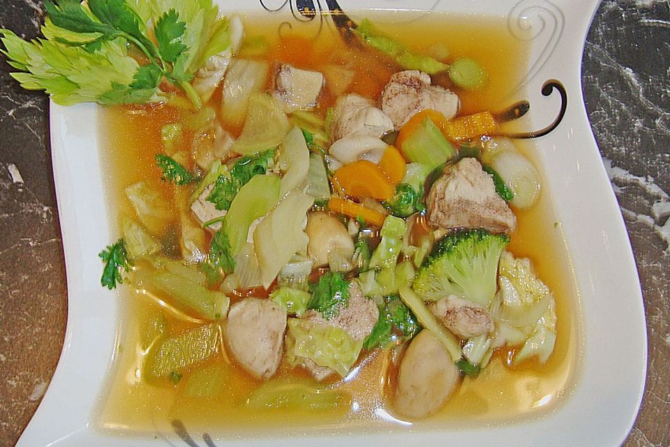 Chinesische Gemüsesuppe mit Hühnerfleisch