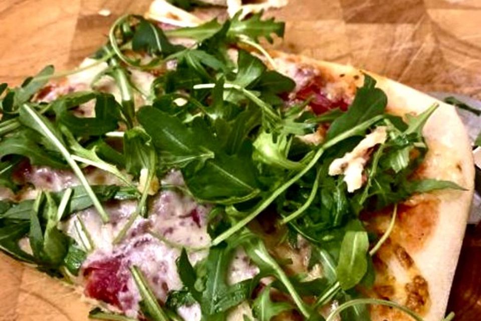 Rucola-Pizza mit Parmaschinken