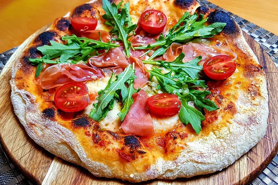 Rucola-Pizza mit Parmaschinken