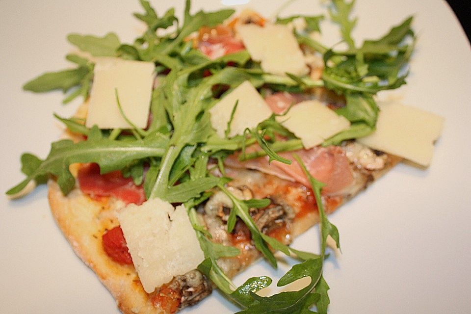 Rucola-Pizza mit Parmaschinken