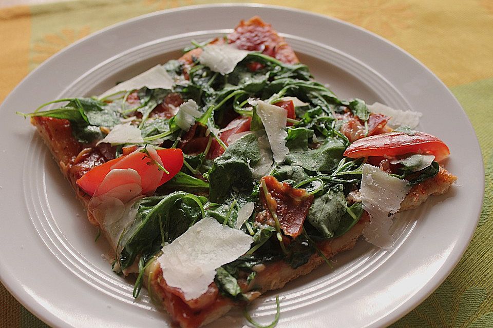 Rucola-Pizza mit Parmaschinken