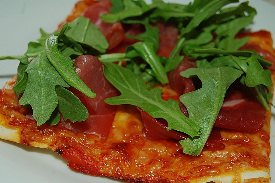 Rucola-Pizza mit Parmaschinken