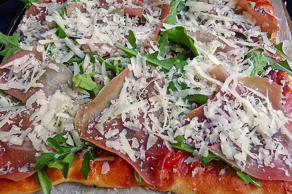 Rucola-Pizza mit Parmaschinken