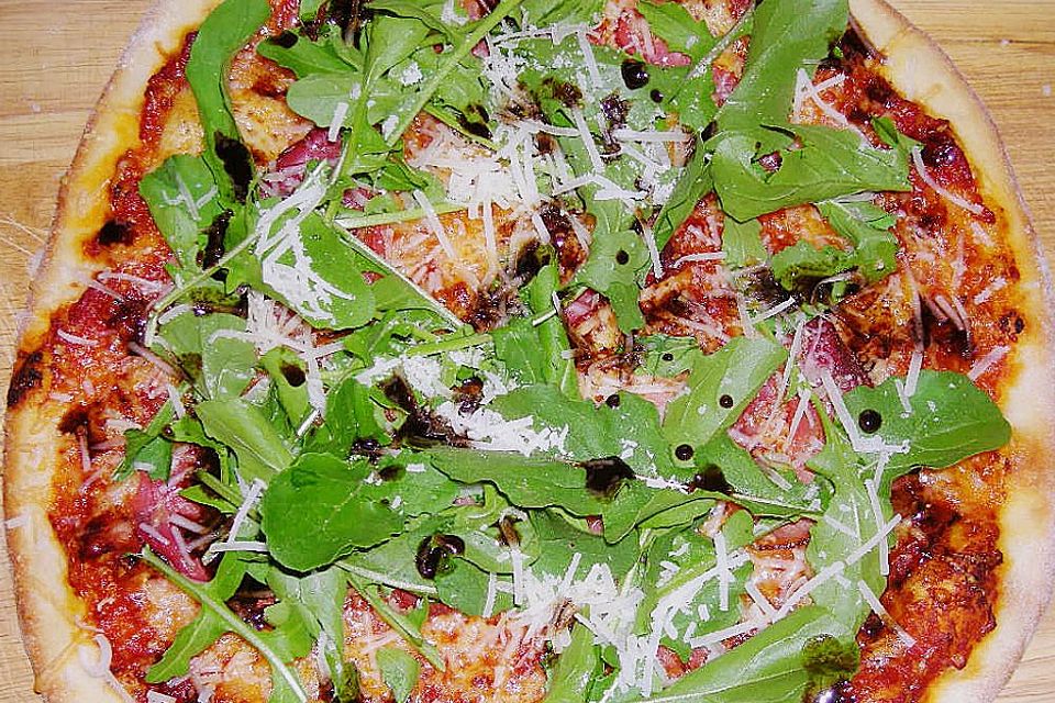 Rucola-Pizza mit Parmaschinken