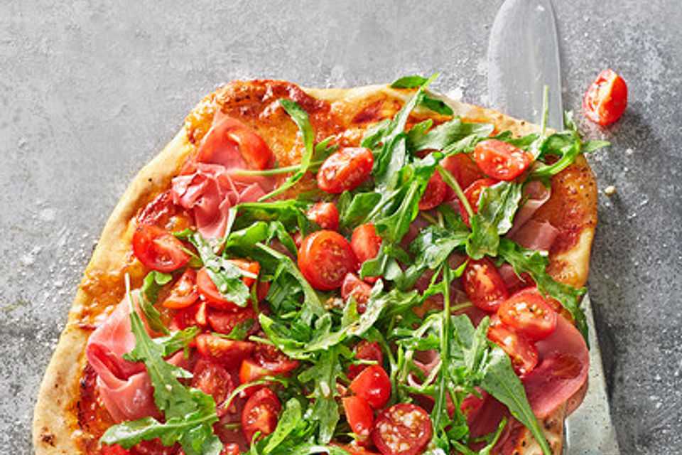 Rucola-Pizza mit Parmaschinken