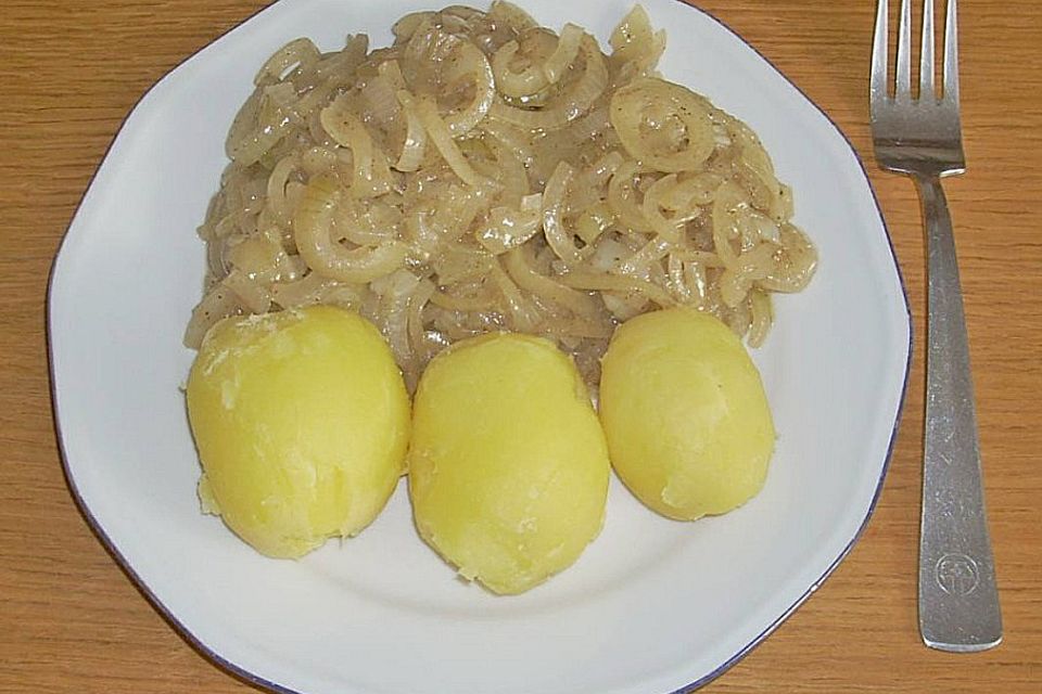 Pellkartoffeln mit Zwiebelringen