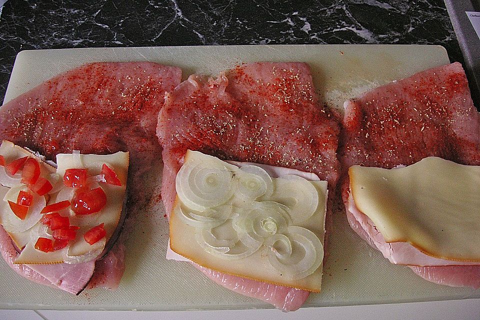 Leckere Schnitzelröllchen mit Gemüsesauce