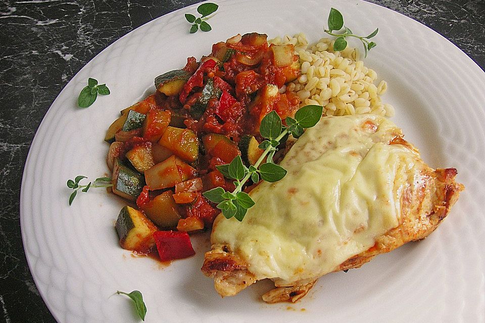 Leckere Schnitzelröllchen mit Gemüsesauce