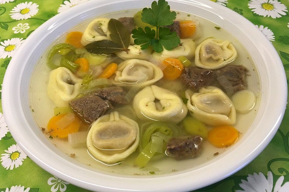 Tortellini in Rinderbrühe