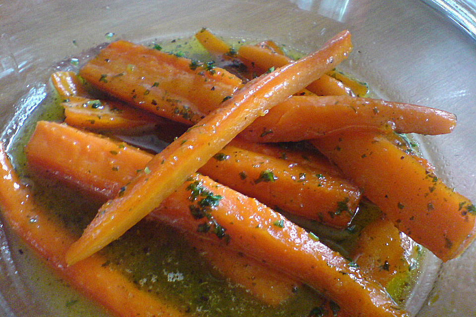 Feines Karottengemüse mit Dill