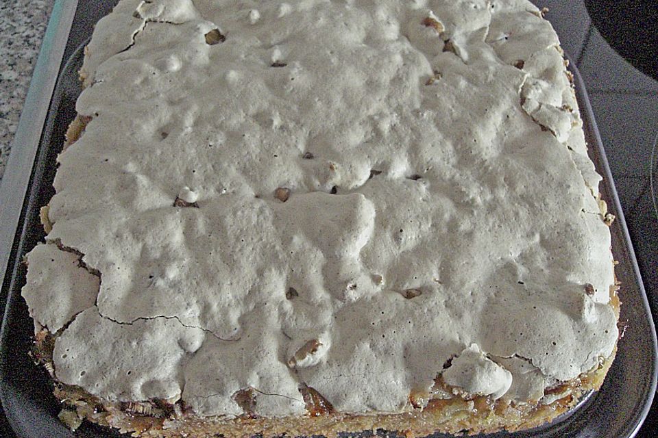 Rhabarberkuchen mit Walnussbaiser