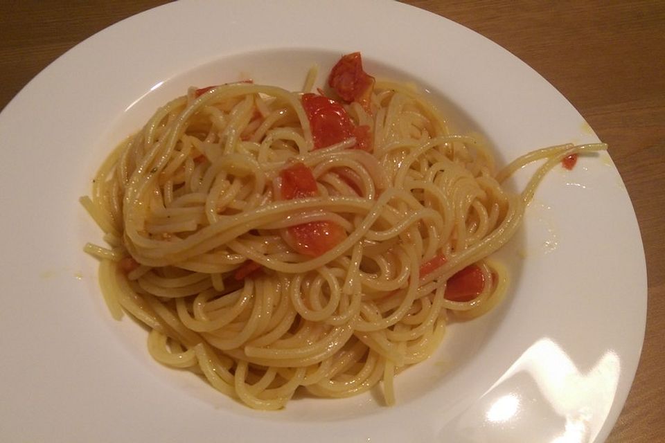 Spaghetti mit frischen Tomaten