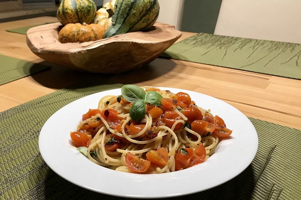 Spaghetti mit frischen Tomaten