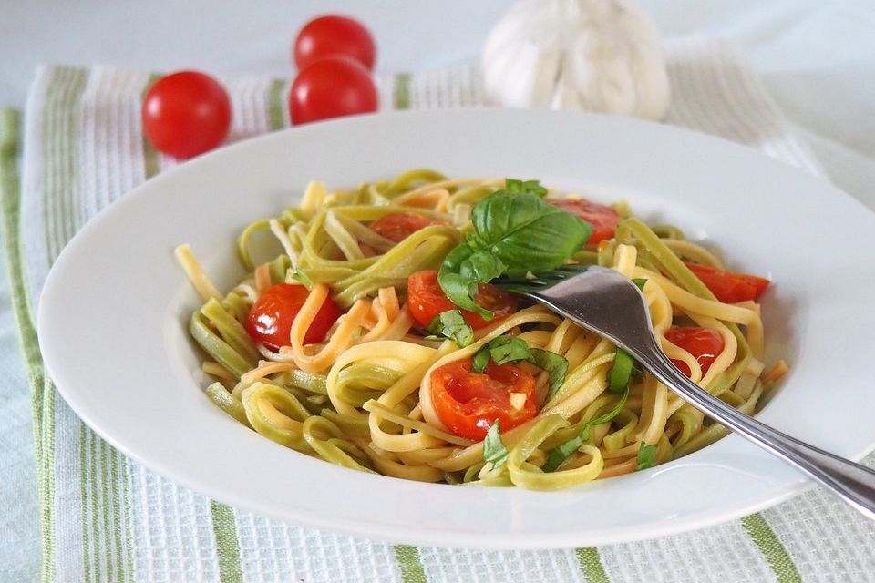 Spaghetti mit frischen Tomaten