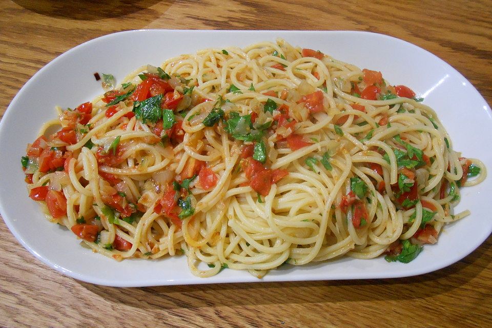 Spaghetti mit frischen Tomaten