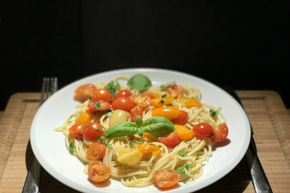 Spaghetti mit frischen Tomaten