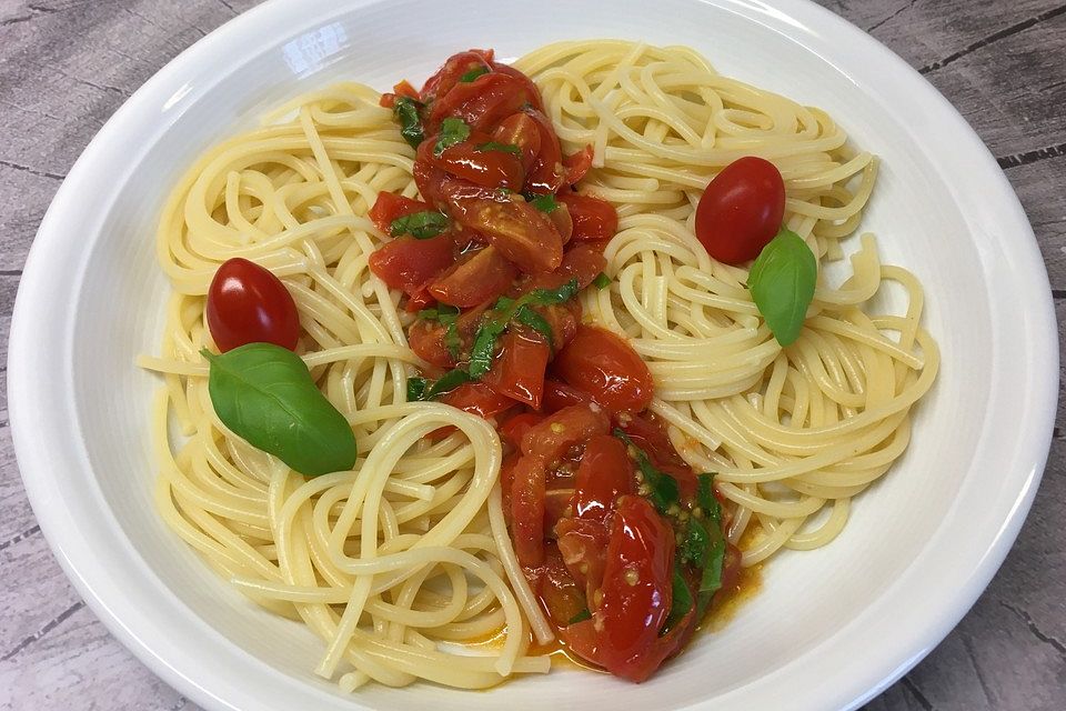 Spaghetti mit frischen Tomaten