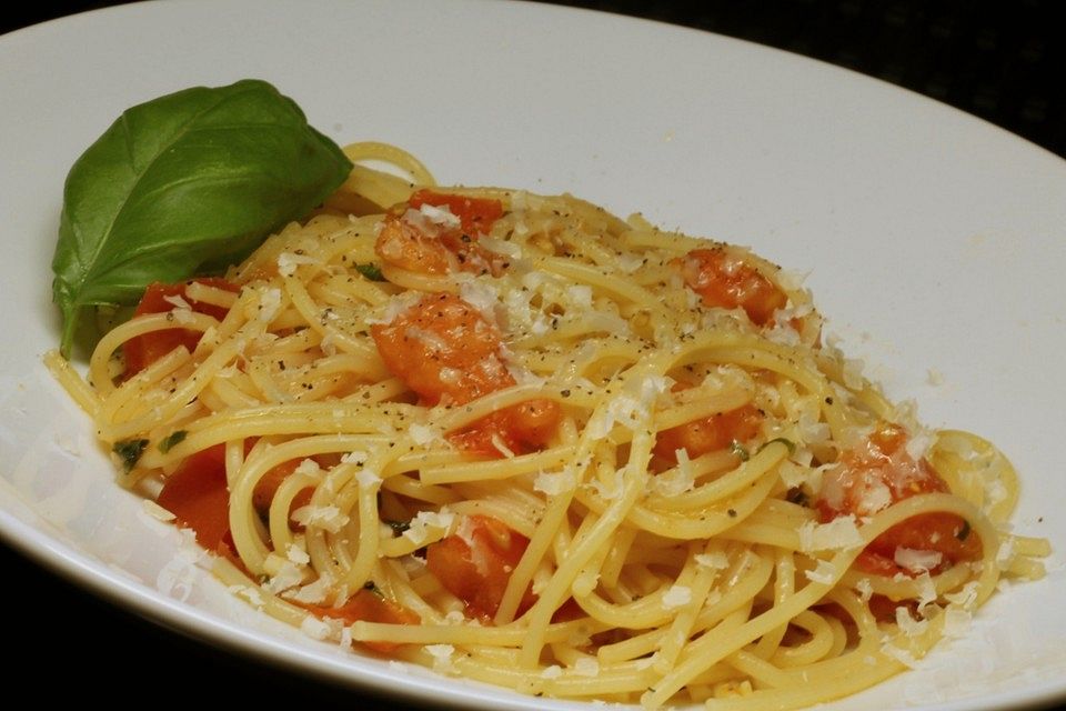 Spaghetti mit frischen Tomaten