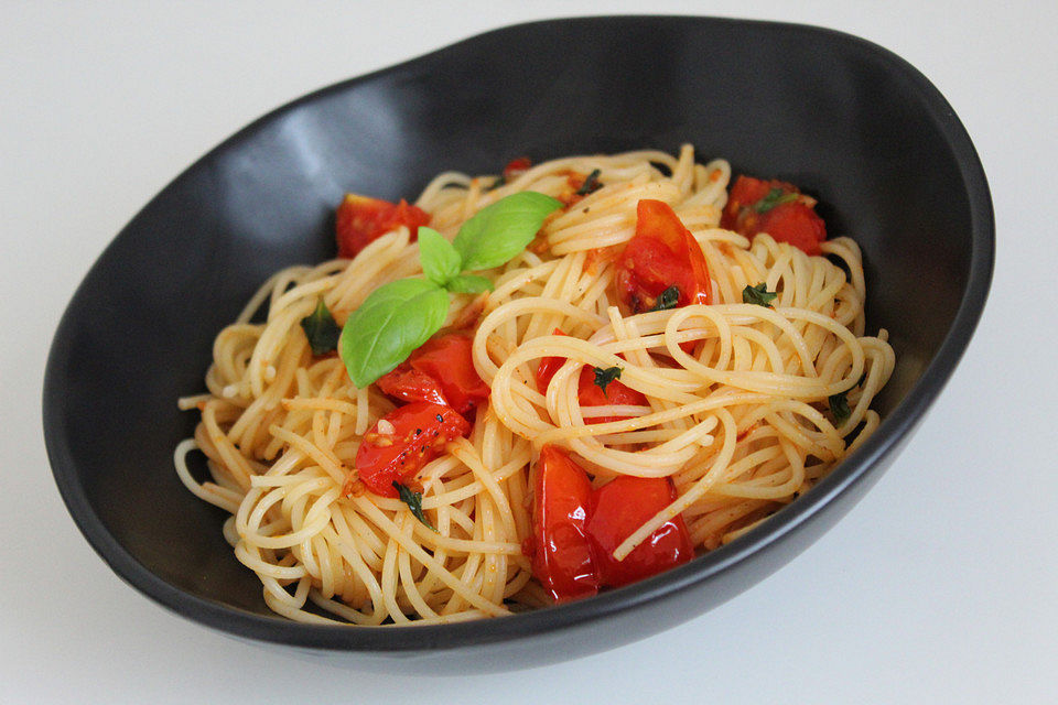 Spaghetti mit frischen Tomaten