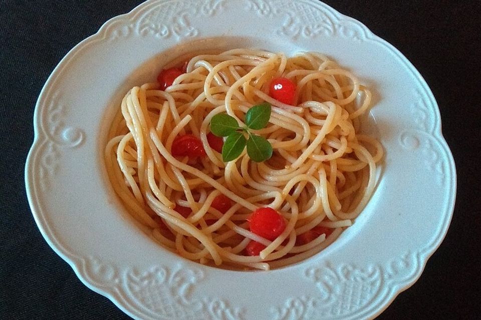 Spaghetti mit frischen Tomaten