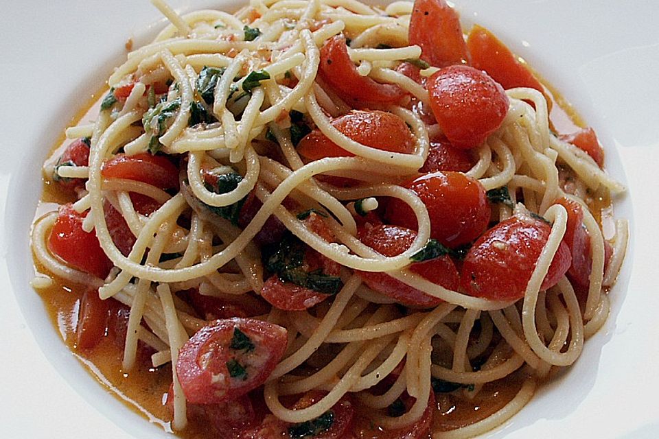 Spaghetti mit frischen Tomaten