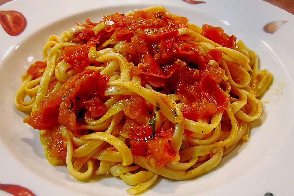 Spaghetti mit frischen Tomaten