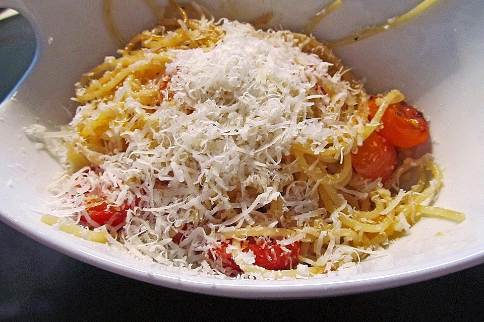 Spaghetti mit frischen Tomaten