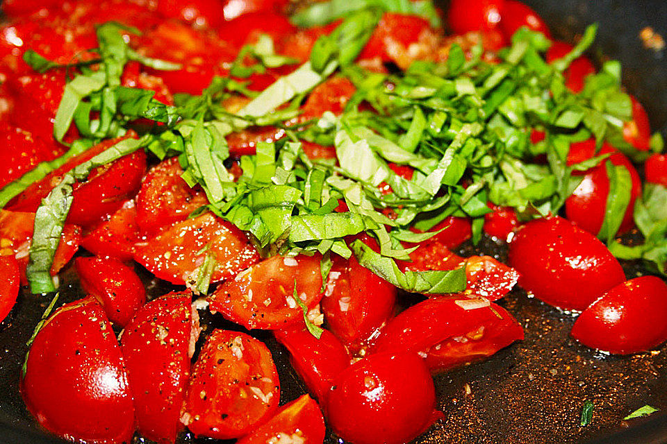 Spaghetti mit frischen Tomaten