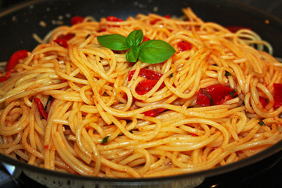 Spaghetti mit frischen Tomaten