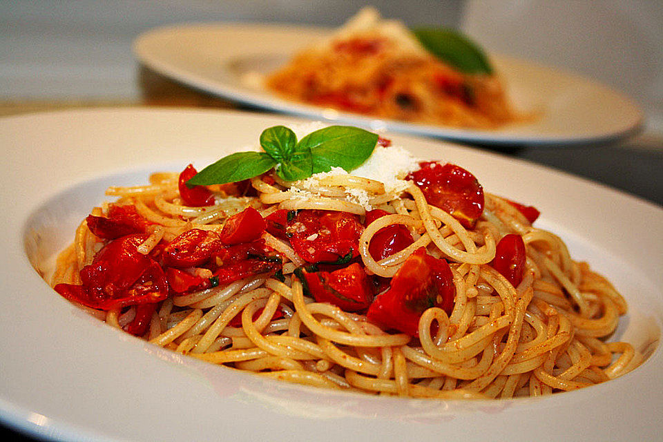 Spaghetti mit frischen Tomaten