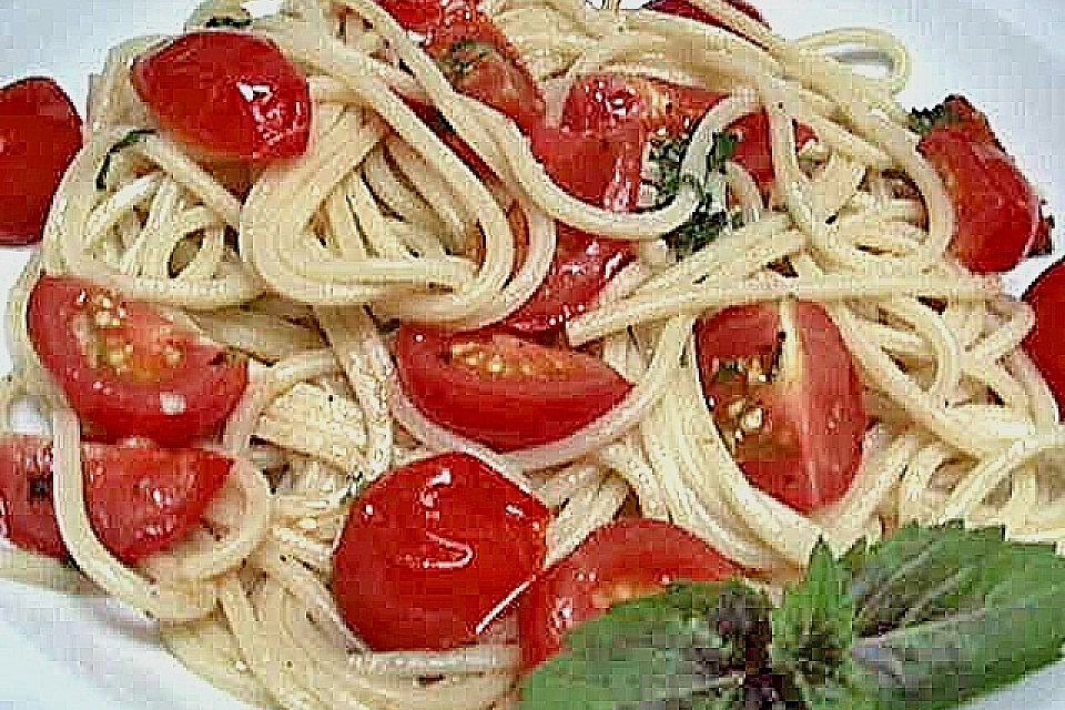 Spaghetti mit frischen Tomaten